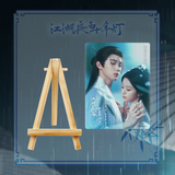 [Preorder 45 days] Generation to Generation (2026) Official Merch -  Zhou Yi Ran / Bao Shang En Character Drama Stills Easel Standee - CPOP UNIVERSE Chinese Drama Merch Store